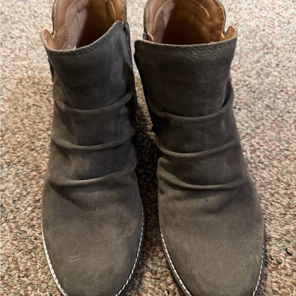 Earth Women's Tan Ankle Boots